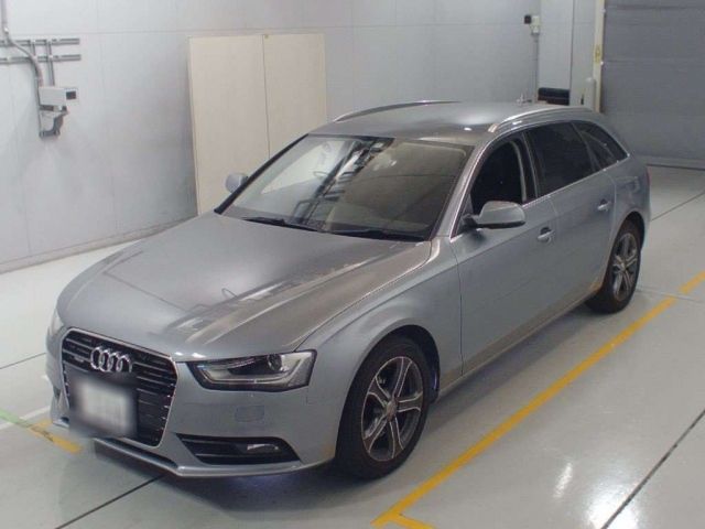 30644 AUDI A4 8KCDNF 2014 г. (CAA Chubu)