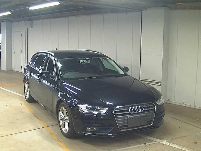 530 AUDI A4 8KCDN 2012 г. (ZIP Osaka)