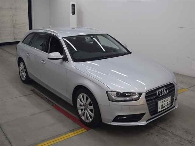 30234 AUDI A4 8KCDNF 2013 г. (MIRIVE Osaka)