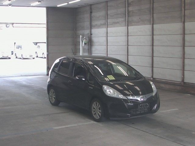 5592 HONDA FIT GP1 2013 г. (ARAI Bayside)