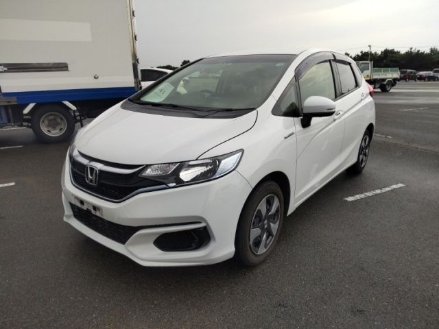 1141 Honda Fit GP5 2018 г. (LUM Fukuoka Nyusatsu)