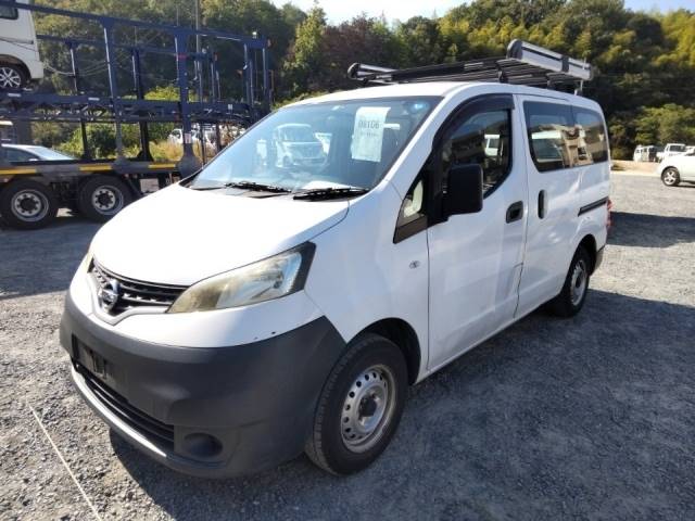 8106 NISSAN NV200 VM20 2013 г. (LUM Kobe Nyusatsu)