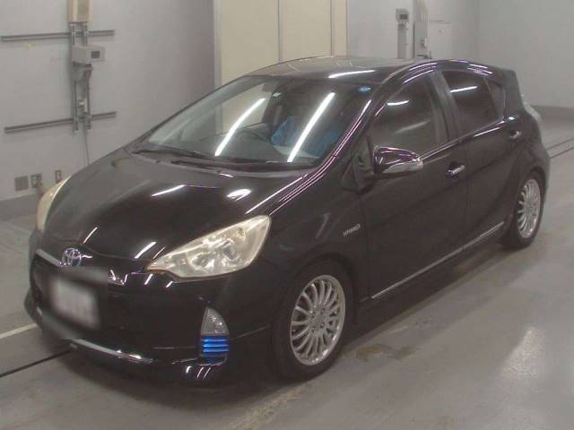 30613 TOYOTA AQUA NHP10 2012 г. (CAA Tokyo)