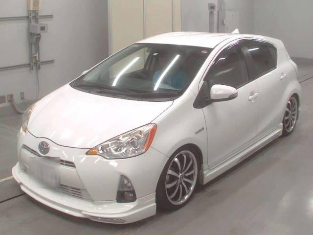 30651 TOYOTA AQUA NHP10 2014 г. (CAA Tokyo)