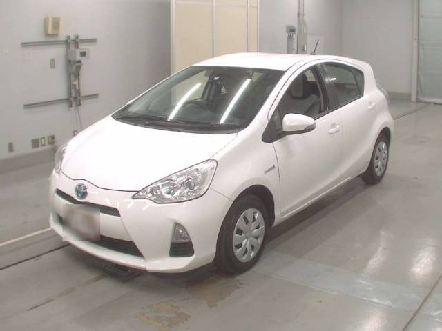 30774 TOYOTA AQUA NHP10 2013 г. (CAA Tokyo)