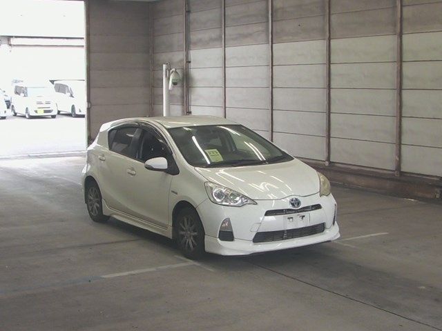 2674 TOYOTA AQUA NHP10 2014 г. (ARAI Bayside)