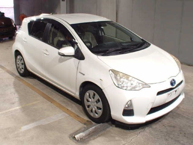 8864 TOYOTA AQUA NHP10 2012 г. (JU Fukuoka)