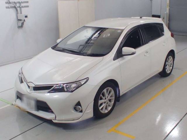 30430 TOYOTA AURIS ZRE186H 2013 г. (CAA Chubu)