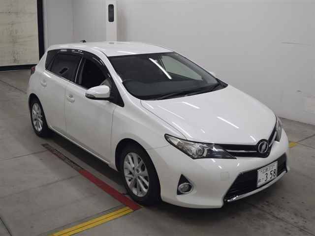 70185 TOYOTA AURIS NZE181H 2014 г. (MIRIVE Osaka)