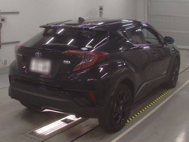 40109 TOYOTA C-HR ZYX10 2019 г. (CAA Tokyo)