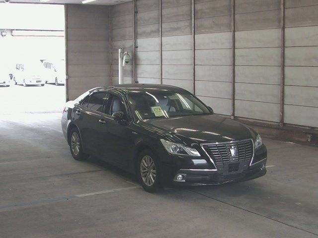 2587 TOYOTA CROWN AWS210 2014 г. (ARAI Bayside)