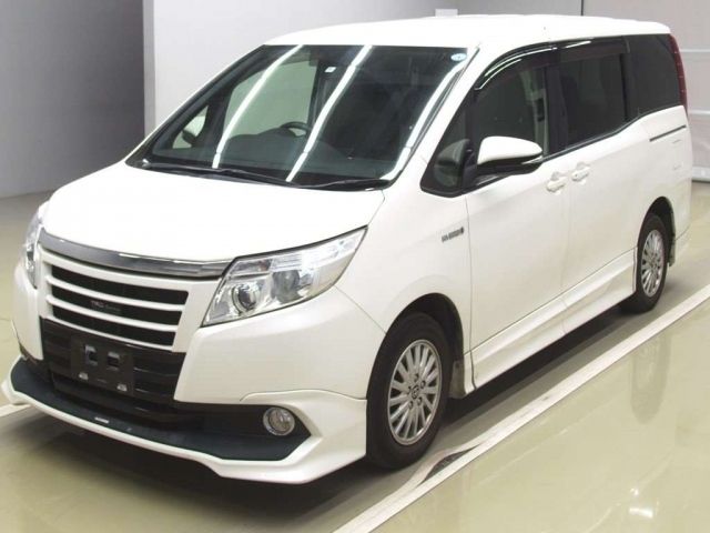 70031 TOYOTA NOAH ZWR80G 2014 г. (TAA Yokohama)