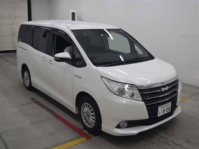 70146 TOYOTA NOAH ZWR80G 2016 г. (MIRIVE Osaka)