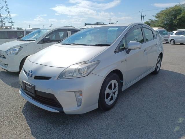 13653 TOYOTA PRIUS ZVW30 2013 г. (LUM Tokyo Nyusatsu)