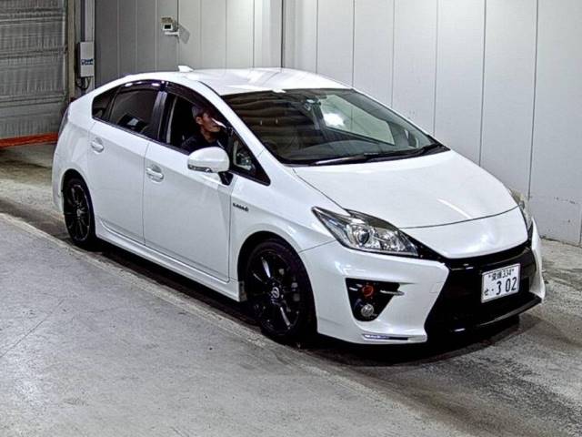 3056 TOYOTA PRIUS ZVW30 2015 г. (LAA Shikoku)