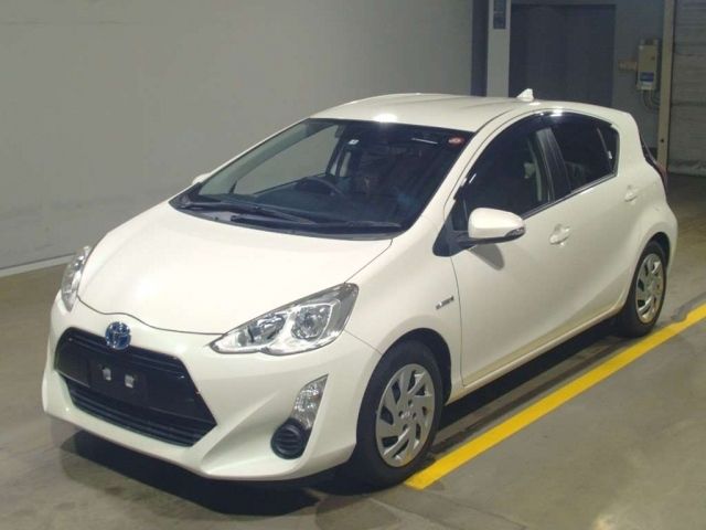 12610 Toyota Aqua NHP10 2015 г. (TAA Yokohama)