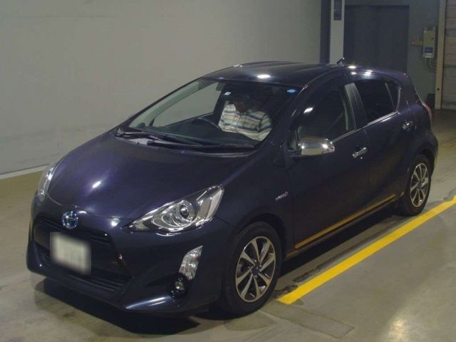 12717 Toyota Aqua NHP10 2015 г. (TAA Yokohama)