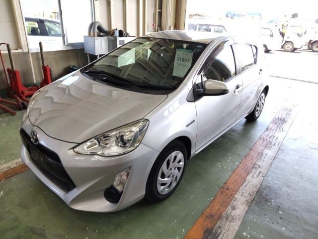 1697 Toyota Aqua NHP10 2016 г. (LUM Fukuoka Nyusatsu)