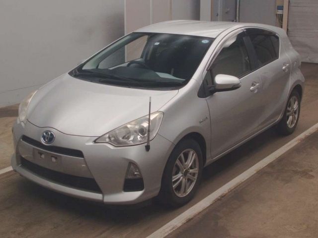 4072 Toyota Aqua NHP10 2012 г. (TAA Kantou)