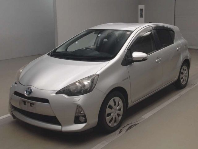 50008 Toyota Aqua NHP10 2013 г. (TAA Kantou)