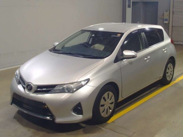 12653 Toyota Auris NZE181H 2012 г. (TAA Yokohama)