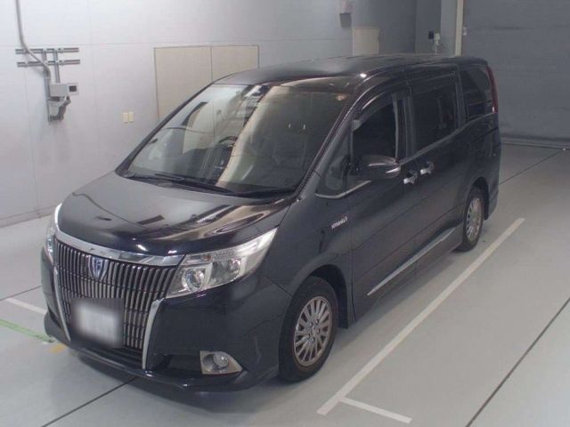 30682 Toyota Esquire ZWR80G 2015 г. (CAA Chubu)