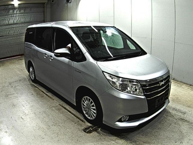 1014 Toyota Noah ZWR80G 2014 г. (LAA Okayama)