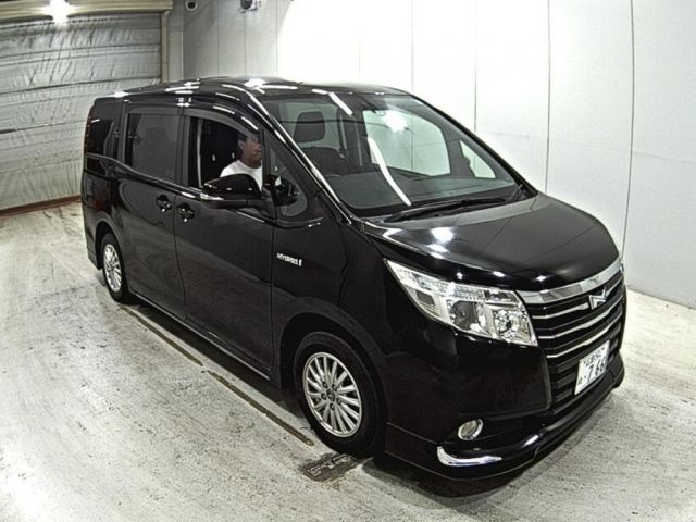 1071 Toyota Noah ZWR80G 2015 г. (LAA Okayama)