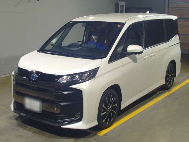 12490 Toyota Noah ZWR90W 2023 г. (TAA Yokohama)