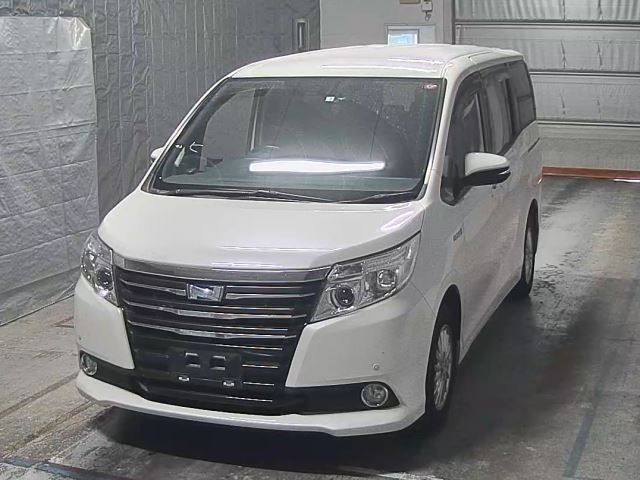 2581 Toyota Noah ZWR80G 2015 г. (HERO)