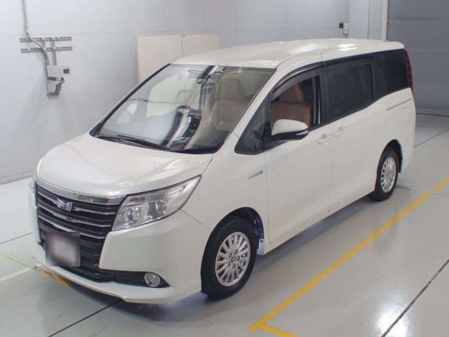 30237 Toyota Noah ZWR80G 2015 г. (CAA Chubu)