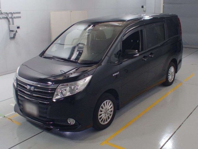 30290 Toyota Noah ZWR80G 2015 г. (CAA Chubu)