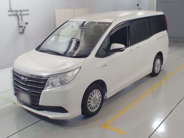 30403 Toyota Noah ZWR80G 2015 г. (CAA Chubu)