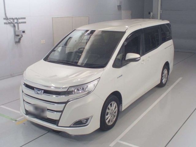 30404 Toyota Noah ZWR80G 2017 г. (CAA Chubu)