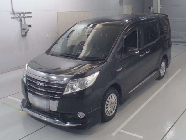 30445 Toyota Noah ZWR80G 2015 г. (CAA Chubu)