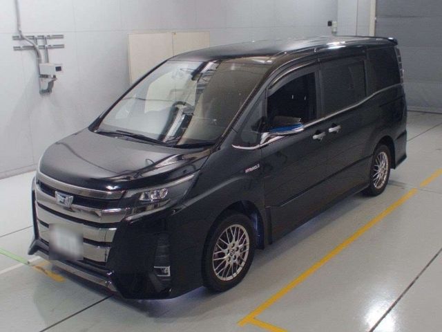 30573 Toyota Noah ZWR80W 2018 г. (CAA Chubu)