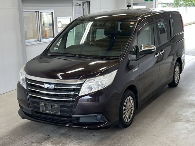 3335 Toyota Noah ZWR80G 2014 г. (KCAA Minami Kyushu)