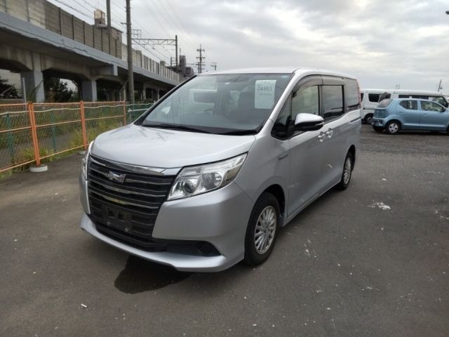 4463 Toyota Noah ZWR80G 2014 г. (LUM Nagoya Nyusatsu)