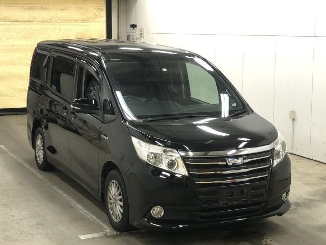 5010 Toyota Noah ZWR80G 2014 г. (IAA Osaka)