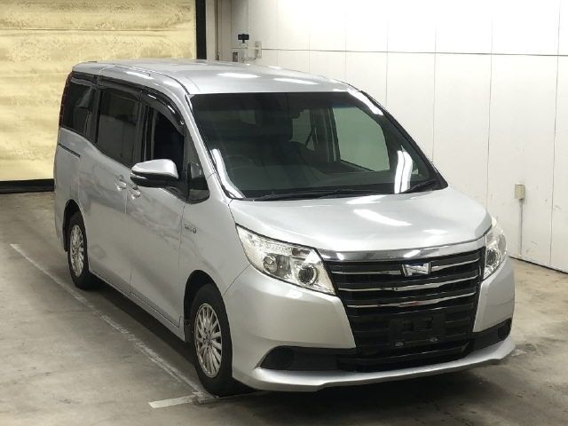 5028 Toyota Noah ZWR80G 2014 г. (IAA Osaka)