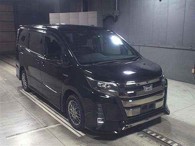 65068 Toyota Noah ZWR80W 2017 г. (JU Gifu)