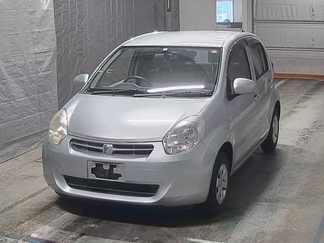 2588 Toyota Passo KGC30 2011 г. (HERO)