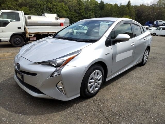 10359 Toyota Prius ZVW50 2016 г. (LUM Tokyo Nyusatsu)