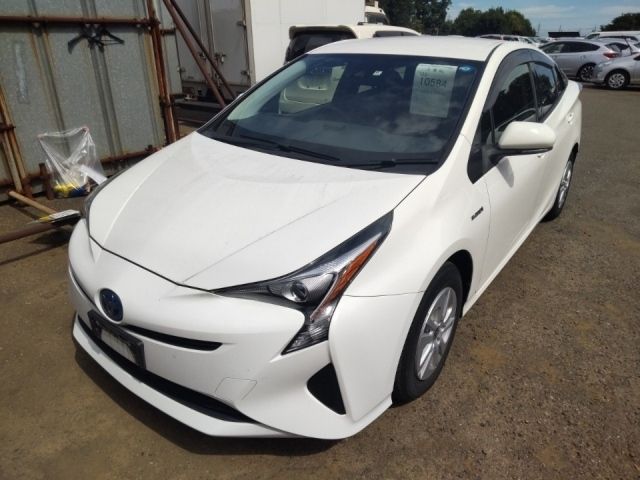 10584 Toyota Prius ZVW55 2016 г. (LUM Tokyo Nyusatsu)