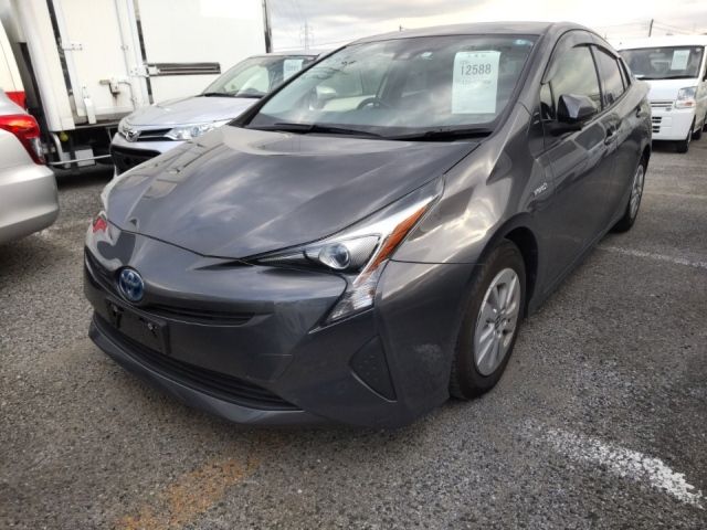 12588 Toyota Prius ZVW50 2018 г. (LUM Tokyo Nyusatsu)