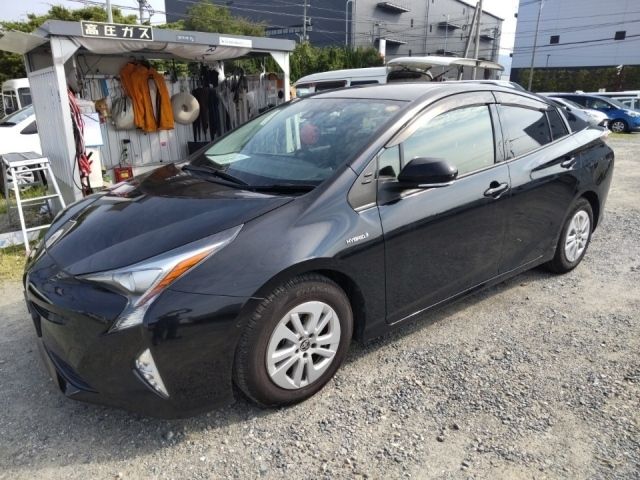 3886 Toyota Prius ZVW50 2018 г. (LUM Fukuoka Nyusatsu)