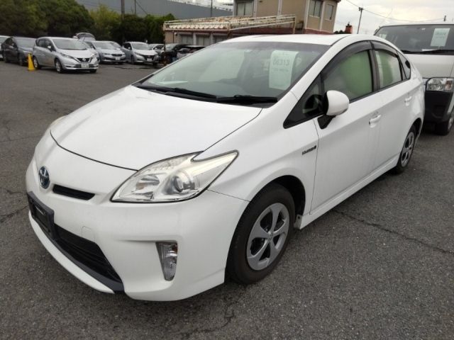 6313 Toyota Prius ZVW30 2013 г. (LUM Kobe Nyusatsu)