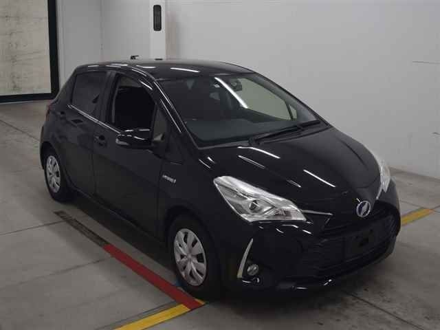 10033 Toyota Vitz NHP130 2017 г. (MIRIVE Osaka)