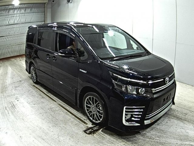 1073 Toyota Voxy ZWR80W 2016 г. (LAA Okayama)