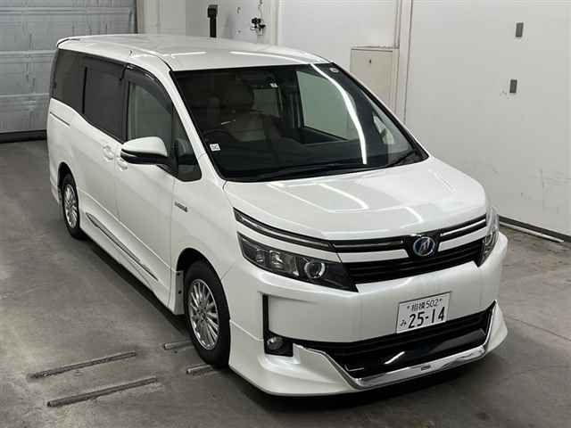 11024 Toyota Voxy ZWR80G 2015 г. (MIRIVE Saitama)